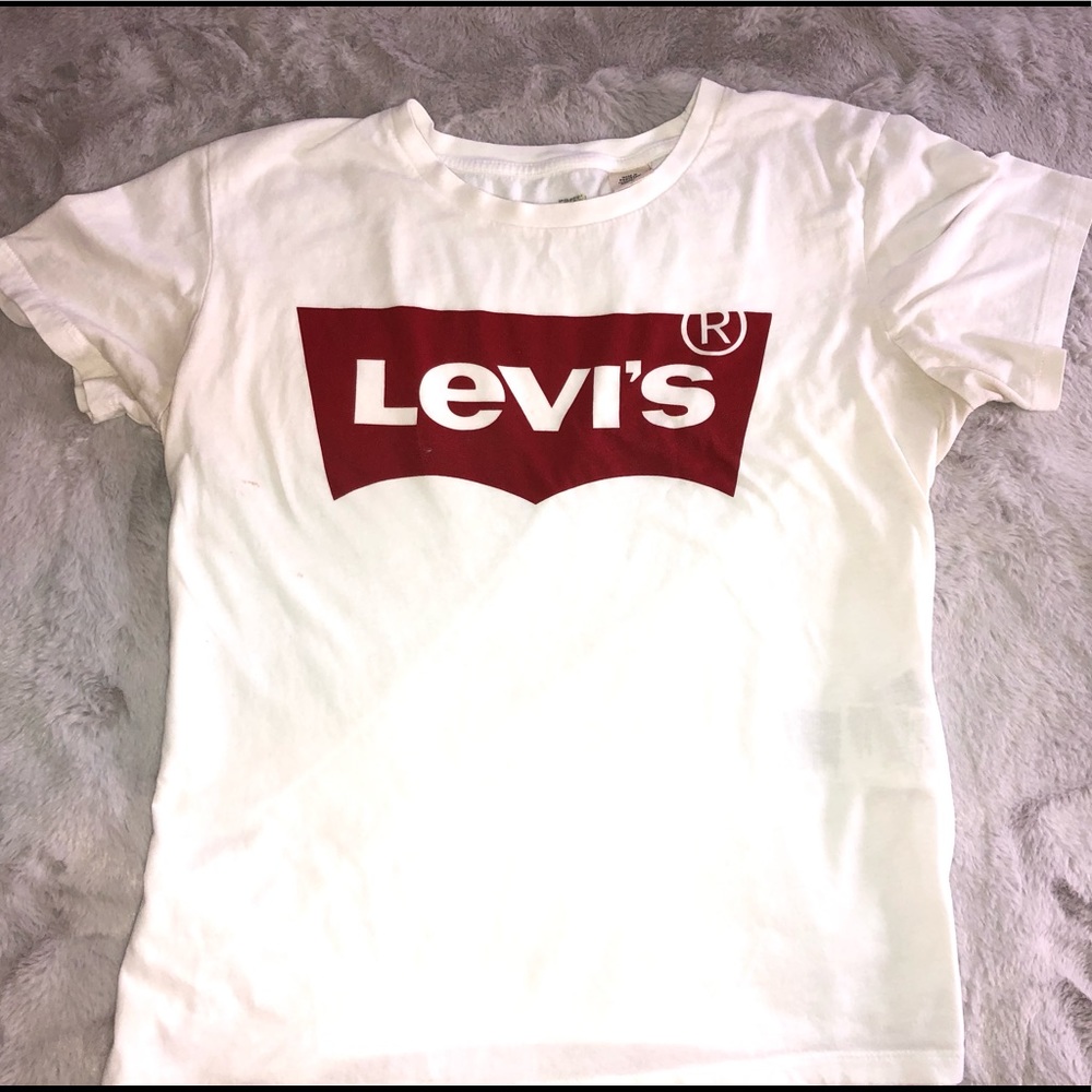 White levi’s shirt